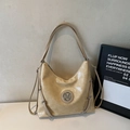 Sac à épaule chic crème beige effet froissé avec logo M argenté pour le style quotidien - Khaki
