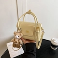 Cremefarbene strukturierte Handtasche aus Kunstleder mit Gold-Logo und süßem Plüschbären - Mit Anhänger / Gelb