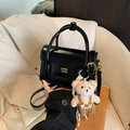 Schwarze Mini-Handtasche aus Lackleder mit Goldbuchstaben und süßem Bären-Anhänger - Mit Anhänger / Schwarz