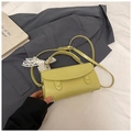 Détail du sac bandoulière vert avocat avec pendentif en dentelle perlée et sangle - Vert Citron (Avec Charme)