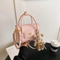 Rosafarbene Handtasche aus glänzendem Kunstleder mit süßem Bärenanhänger - Mit Anhänger / Rosa