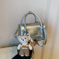 Metallisch silberne Mini-Handtasche mit goldenem Logo und süßem Plüschbär-Anhänger - Mit Anhänger / Silber