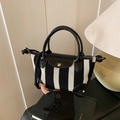 Borsa a mano in maglia a righe verticali bianche e nere con dettagli in pelle - Nero