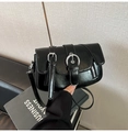 Borsa sottobraccio in pelle verniciata nera lucida con fibbia argento e tracolla - Nero