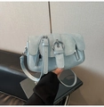 Borsa sottobraccio azzurra in ecopelle con fibbia metallica e cerniere argentate - Blu