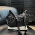 Borsa a tracolla in nylon nero con design plissettato a coulisse e cinghia larga - Nero