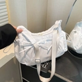 Borsa a tracolla bianca in nylon con fiocco decorativo e tracolla ampia - Bianco