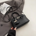 Zwarte lychee lederen Kelly handtas met hartjesbedel en zilveren metalen draaislot - Met Hanger / Zwart