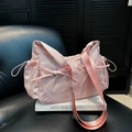 Borsa a tracolla in nylon rosa con coulisse laterale a fiocco e cinturino regolabile moderno - Rosa