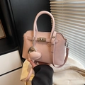 Roze crossbodytas met leertextuur, zilveren sluiting en hartvormige bedel - Met Hanger / Roze