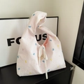 Borsa a spalla in seersucker rosa con ricami di fiocchi colorati e coulisse - Fiocco Rosa