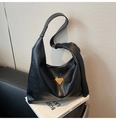 Detail van zwarte hobo-tas met zacht PU-leer en een gouden driehoekig logo-plaatje - Zwart