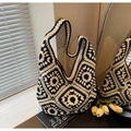 Handgefertigte schwarz-weiße Häkeltasche mit Vintage-Blumen- und Geometriemuster - Schwarz