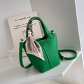Borsa a secchiello verde con manico in foulard di seta e tracolla lunga in pelle - Verde