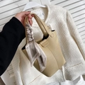 Borsa a secchiello in pelle beige con sciarpa di seta stampata decorativa sul manico - Beige