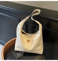 Chique crèmewitte hobo-tas van generfd leer met een driehoekige metalen logoplaat - Broken Wit