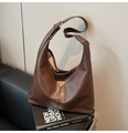 Grote donkerbruine shopper van gestructureerd leer met een metalen driehoekig detail - Bruin
