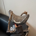 Bolso medialuna de lona gris con cadena plateada, perlas y detalles marrones - Marrón Oscuro