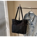 Bolso tote grande de lona negra con bolsillo de malla frontal y asas largas - Negro