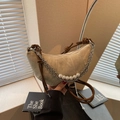 Bolso medialuna beige en denim con cadena plateada de perlas y correa de cuero marrón - Blanco Roto