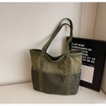 Bolso tote de malla verde oliva con costuras de lona y amplios bolsillos de almacenamiento - Verde Militar