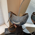Bolso croissant de mezclilla azul con cadena de perlas y asa marrón anudada - Azul Denim
