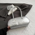 Bolso de hombro plateado metalizado con asa delgada y amuleto a juego - Plateado