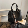 Borsa a secchiello nera a grana con portamonete rotondo e manico in corda intrecciata - Nero con ciondolo
