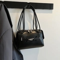Bolso de hombro chic de cuero negro con cierre de giro plateado y tirantes dobles largos - Negro