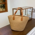 Stroh-Stofftasche mit braunen Ledergriffen und dekorativen weißen Nähten für den Sommer - Khaki