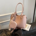 Borsa a secchiello rosa pallido a grana litchi con manici a nodo e ciondolo portamonete - Rosa con ciondolo