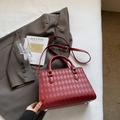 Rote gesteppte Damenhandtasche mit goldenen Metalldetails und abnehmbarem Schultergurt - Rot Argyle