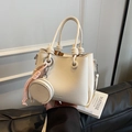 Borsa a secchiello beige motivo litchi con manico a nodo e ciondolo portamonete - Beige Con Ciondolo