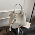 Borsa a secchiello in pelle grigio chiaro con manici annodati e portamonete coordinato - Blu con Pendente