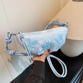Sac à main croissant bleu clair avec papillons 3D brodés et détail de bandoulière nouée - Bleu