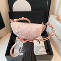 Sac bandoulière rose style chinois avec broderies papillons 3D et bandoulière nouée - Rose