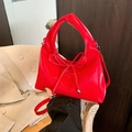 Glänzende hellrote Handtasche mit passender Schleife und silberner Metallkette - Rot