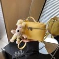 Sac à main boîte jaune à grain litchi avec breloque chiot et double fermeture éclair - Jaune avec Pendentif