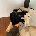 Sac boîte noir en cuir grainé avec finitions argentées et charm en peluche chien - Noir avec pendentif