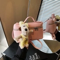 Sac à main rose texture litchi avec double zip et pendentif peluche chien blanc - Rose avec pendentif