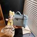 Sac à main boîte bleu clair en cuir litchi avec breloque chien en peluche et bandoulière - Bleu avec Pendentif