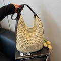 Große beige geflochtene Stroh-Schultertasche mit dunkelbraunem Ledergriff und Metallteilen - Gebrochenes Weiß