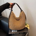Stroh-Schultertasche mit dunkelbraunem Lederriemen und gewebter Boho-Textur - Khaki