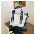 Sac fourre-tout en toile blanc cassé avec poignées noires à lettres et détails en cuir - Blanc et Noir