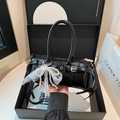 Borsa baguette in vernice nera con fiocco in pizzo e ciondolo di perle in confezione regalo - nero con ciondolo