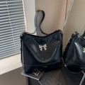 Sac sous le bras chic en simili cuir noir avec nœud métallique argenté et design épuré - Noir