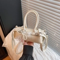 Borsa a bauletto cilindrica bianco crema con trama in pelle e ciondolo di perle - Bianco con ciondolo