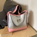 Sac hobo rose et argenté orné d'un nœud métallique et d'une texture plissée élégante - Argenté