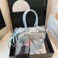 Borsa Boston azzurra in ecopelle con fiocco di perle e tracolla regolabile rimovibile - Blu con Pendente