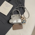 Bolso de mano plateado metalizado tipo concha con bandolera y colgante de oso - Con Colgante / Plateado
